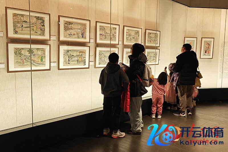 不雅众正在齐门博物馆参不雅京津冀木版年画展。东谈主民网记者 韦衍行摄