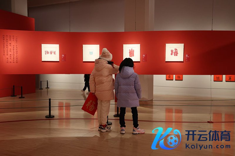 不雅众正在中国好意思术馆参不雅蛇年题材好意思术作品展。中国好意思术馆供图